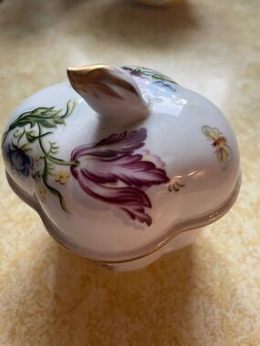 Ardene Chelsea Gardens White Floral Trinket Dish porcelain spoon with bee print